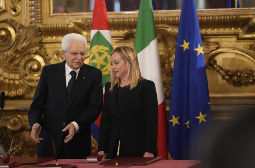  La líder de extrema derecha Giorgia Meloni jura su cargo como primera ministra italiana
