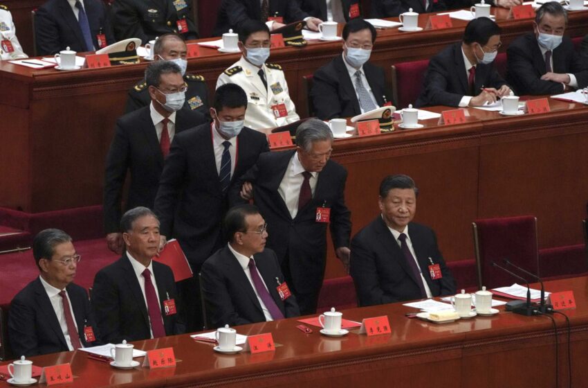  Las preguntas se arremolinan después de que el ex líder chino Hu abandone el evento