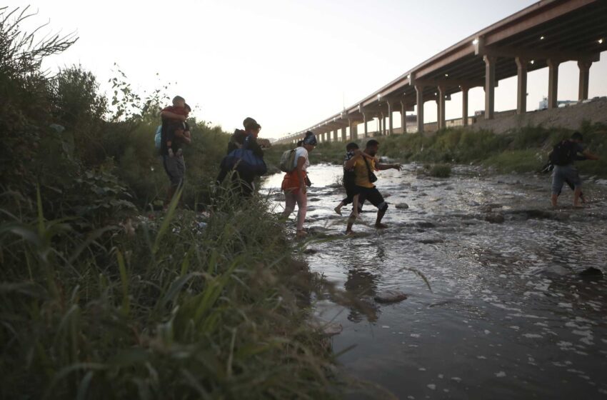  Los cruces fronterizos ilegales a EE.UU. desde México alcanzan su máximo anual