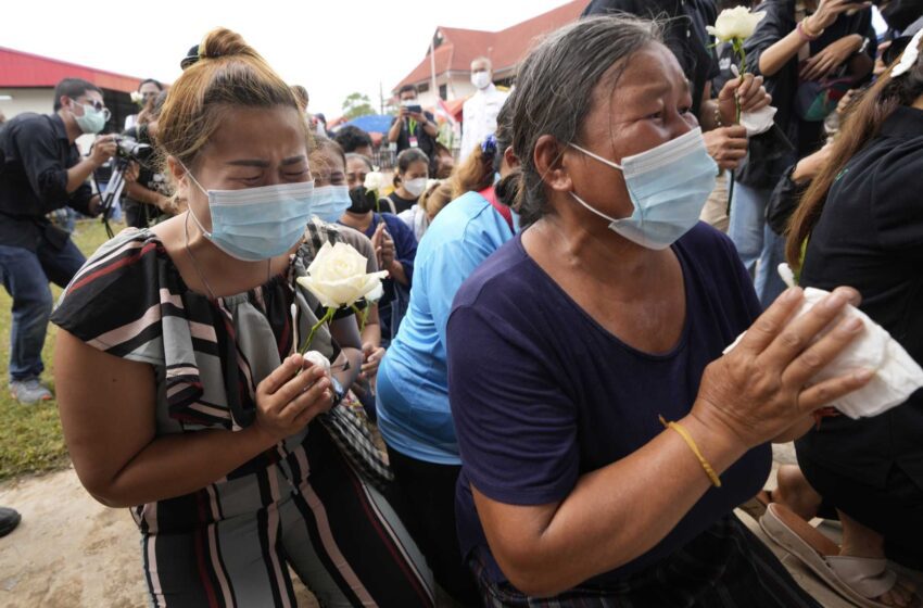  Los tailandeses lloran la muerte de decenas de personas, principalmente niños, en el ataque a una guardería