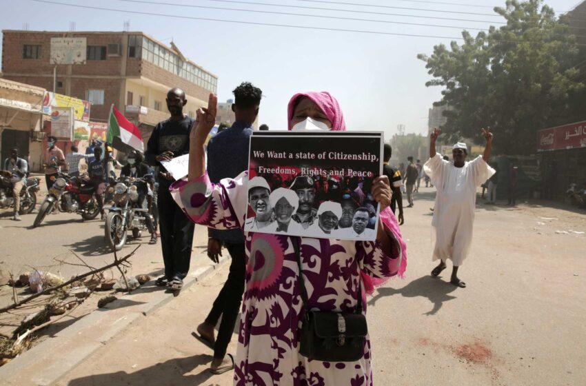  Miles de personas marchan en Jartum en el primer aniversario del golpe de Estado en Sudán
