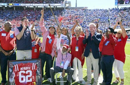 Ole Miss honra a James Meredith 60 años después de la integración