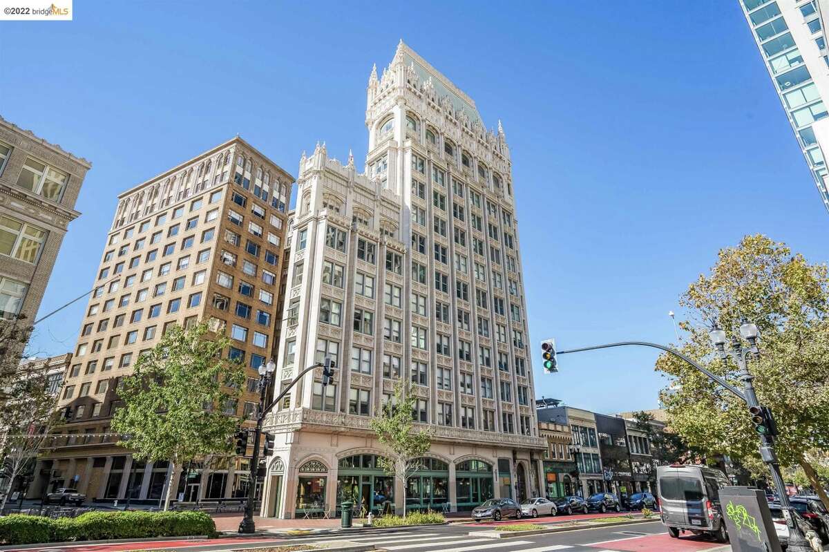 El ático en Oakland's "Edificio Catedral" en 1615 Broadway se vendió en octubre por $ 1,62 millones.