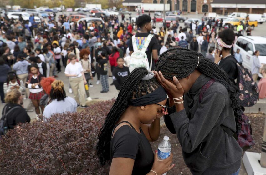  Policía: 3 muertos en un tiroteo en un instituto de St. Louis