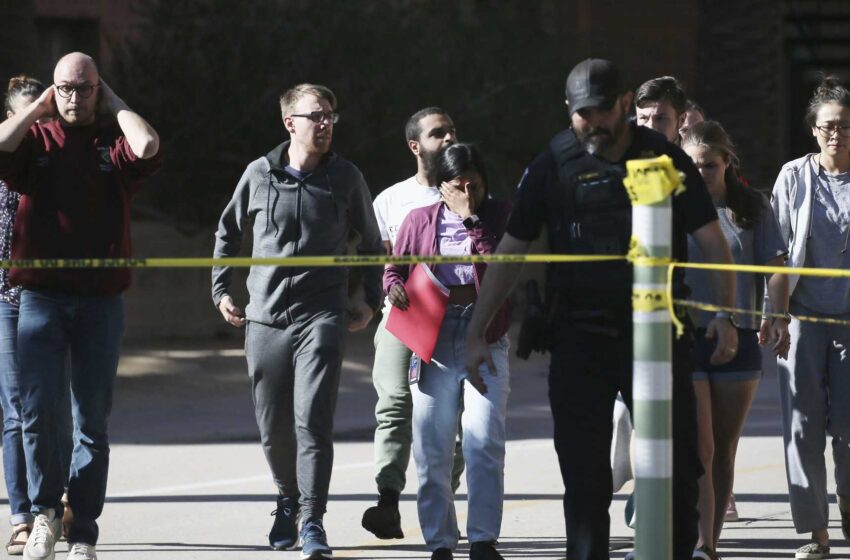  Policías: Ex estudiante de grado sospechoso en el asesinato del profesor de Arizona