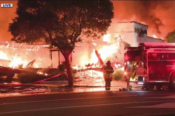  Se produce un incendio masivo en un restaurante cerrado en un centro comercial de la zona de la bahía