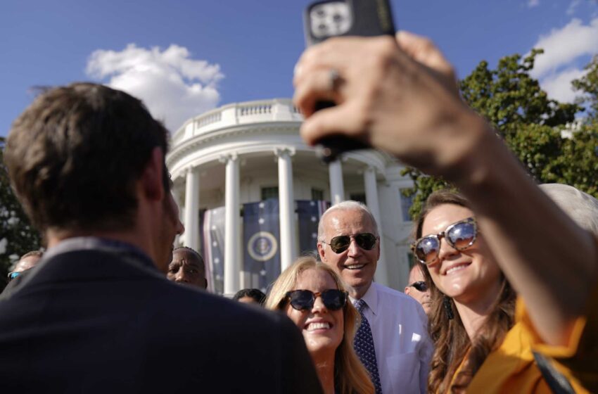  Un abrazo y un selfie a la vez, la misión de Biden para conectar