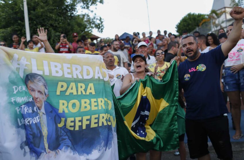  Un policía de Brasil y aliado de Bolsonaro se niega a ser detenido y hiere a la policía