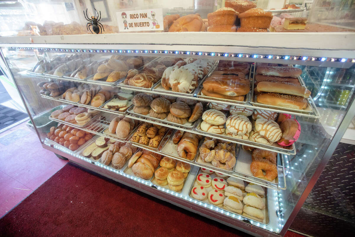 Pan dulce (pasteles mexicanos) llena la vitrina en La Mejor Bakery en el Distrito de la Misión de San Francisco el 27 de octubre de 2022.