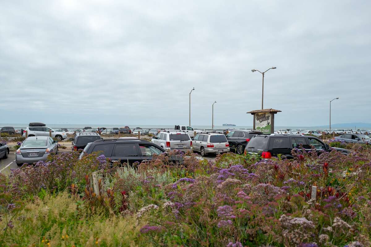 Estacionamiento y señalización, con Ocean Beach visible, en el restaurante Beach Chalet en Golden Gate Park, San Francisco, California, 27 de agosto de 2016. (Foto vía Smith Collection/Gado/Getty Images).