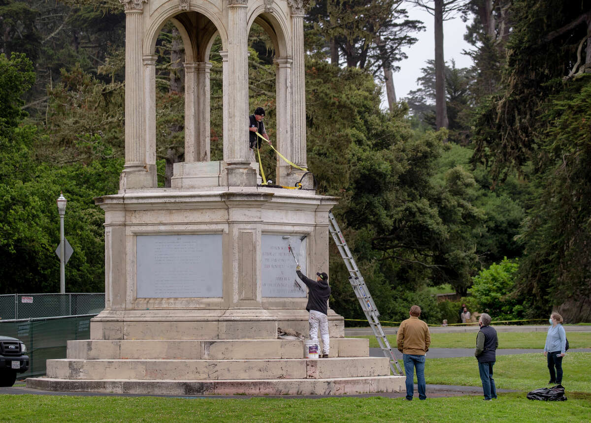 Un pedestal vacío que albergaba una estatua de Francis Scott Key en el Golden Gate Park de San Francisco.