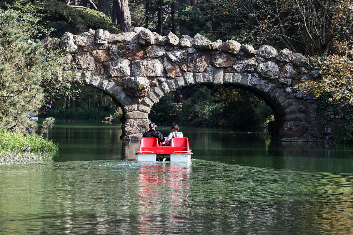 La gente viaja en un bote de pedales en Stow Lake durante el otoño en el Golden Gate Park en San Francisco, California, el 20 de octubre de 2022. 