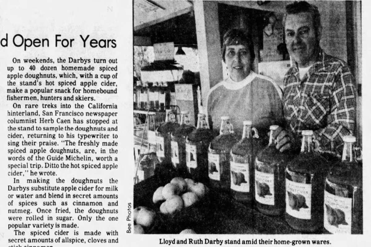 Lloyd Darby Jr., ex copropietario de Red Apple, y su esposa Ruth Darby, fotografiados en 1977. Red Apple está en 4950 CA-4 en Murphys, California. 