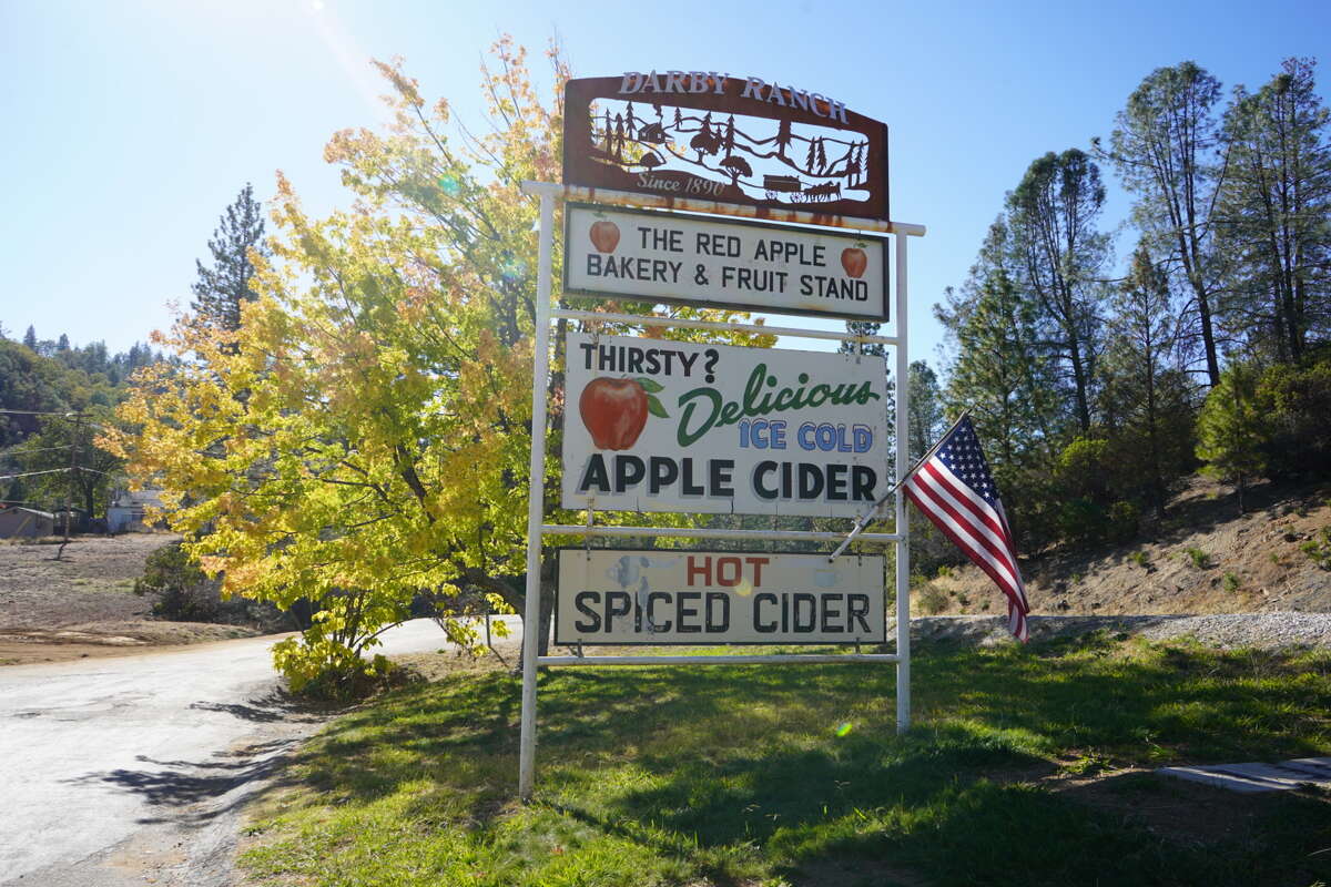 The Red Apple es un puesto de frutas y panadería con décadas de antigüedad, ubicado en 4950 CA-4 en Murphys, California. Se especializa en pasteles de manzana caseros y donas de sidra de manzana. 