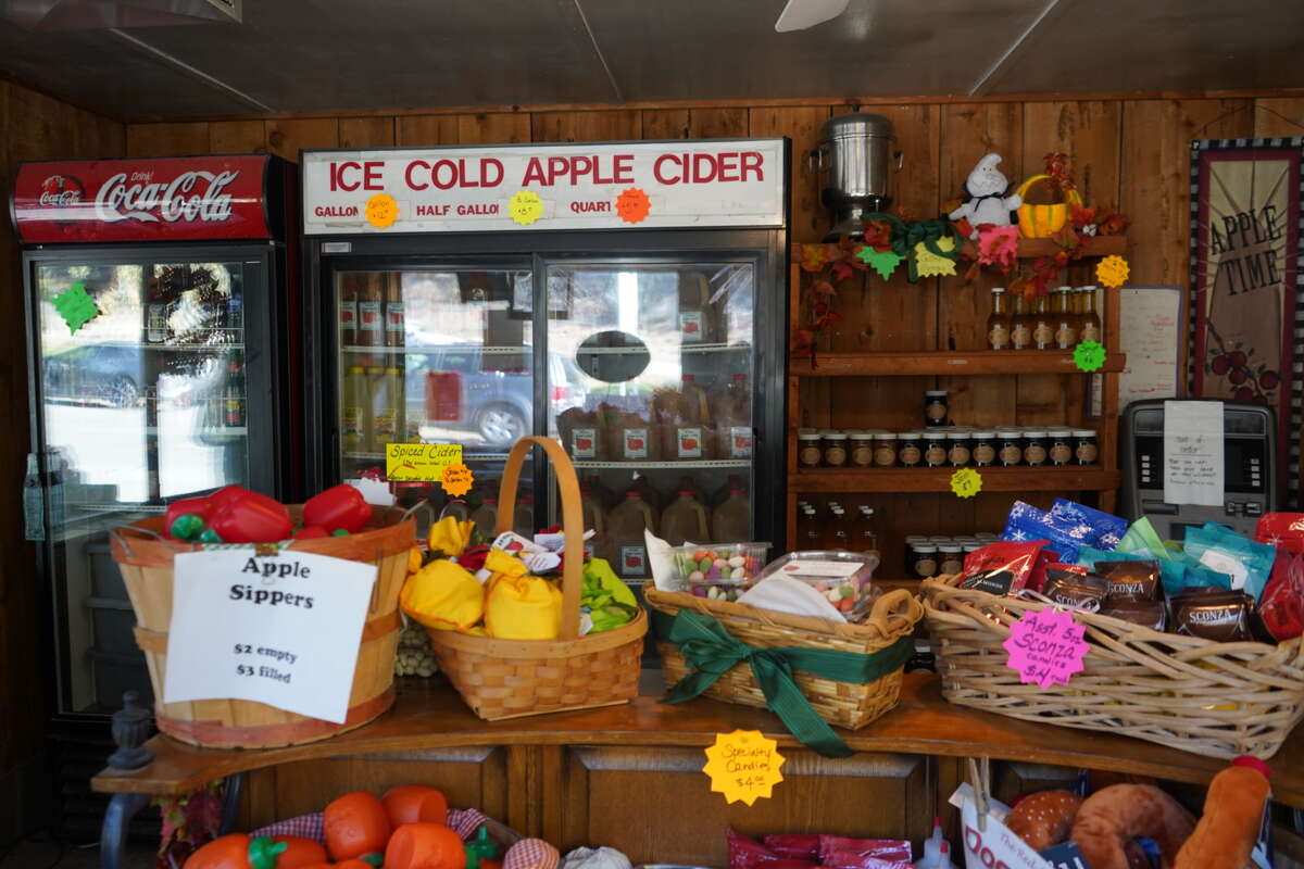 The Red Apple está ubicado en 4950 CA-4 en Murphys, California. El puesto de frutas y panadería al borde de la carretera se especializa en tartas caseras ydonas de sidra de manzana, pero también ofrecen miel de manzana, mermeladas y otras delicias. 