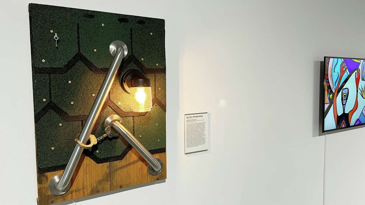 una foto de "Ceci N'est Pas Une Barriere" por Alexander Reben, presentado en la galería bitforms en San Francisco.