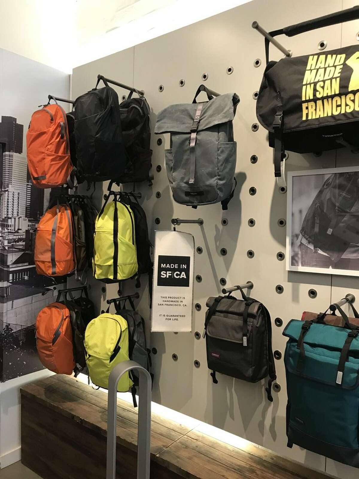 Una variedad de bolsos cuelgan de la pared en Timbuk2 en el vecindario Hayes Valley de San Francisco.