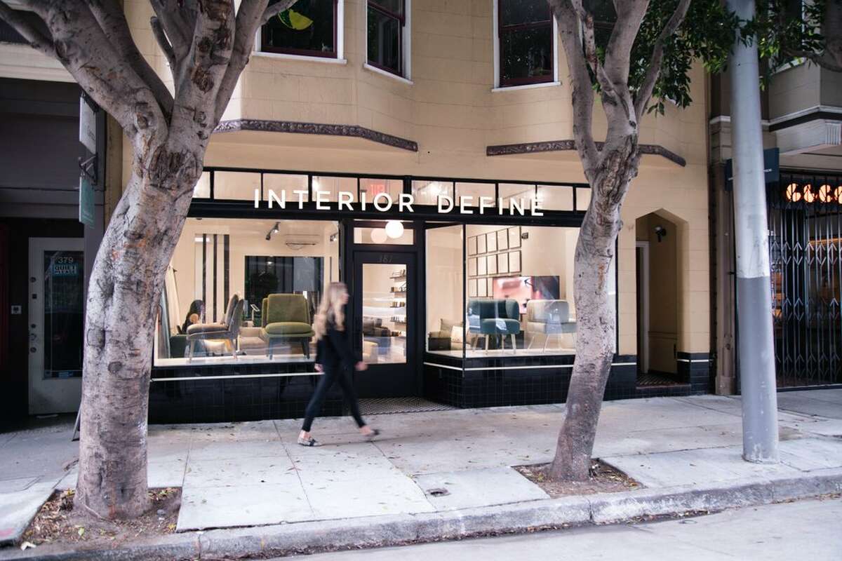 Una mirada a Interior Define desde la calle. La tienda de muebles en Hayes Valley de San Francisco es un gran lugar para encontrar inspiración para decorar su espacio.