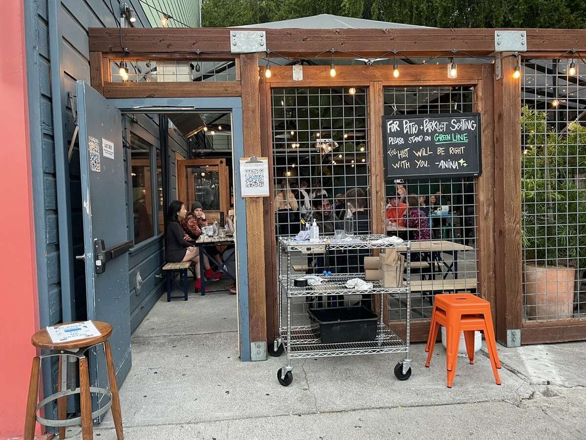 Los asientos en el patio están disponibles en Anina, un bar de barrio de San Francisco en Hayes Valley. 