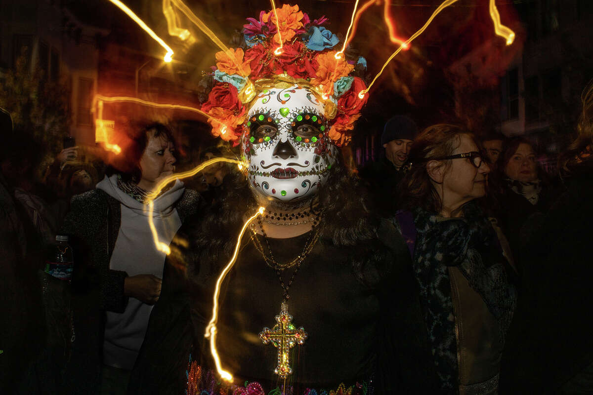 La ropa adornada y el maquillaje elaborado son detalles comunes de la procesión del Día de los Muertos y la celebración general a lo largo de la calle 24 en el Distrito de la Misión de San Francisco, visto el 2 de noviembre de 2022.
