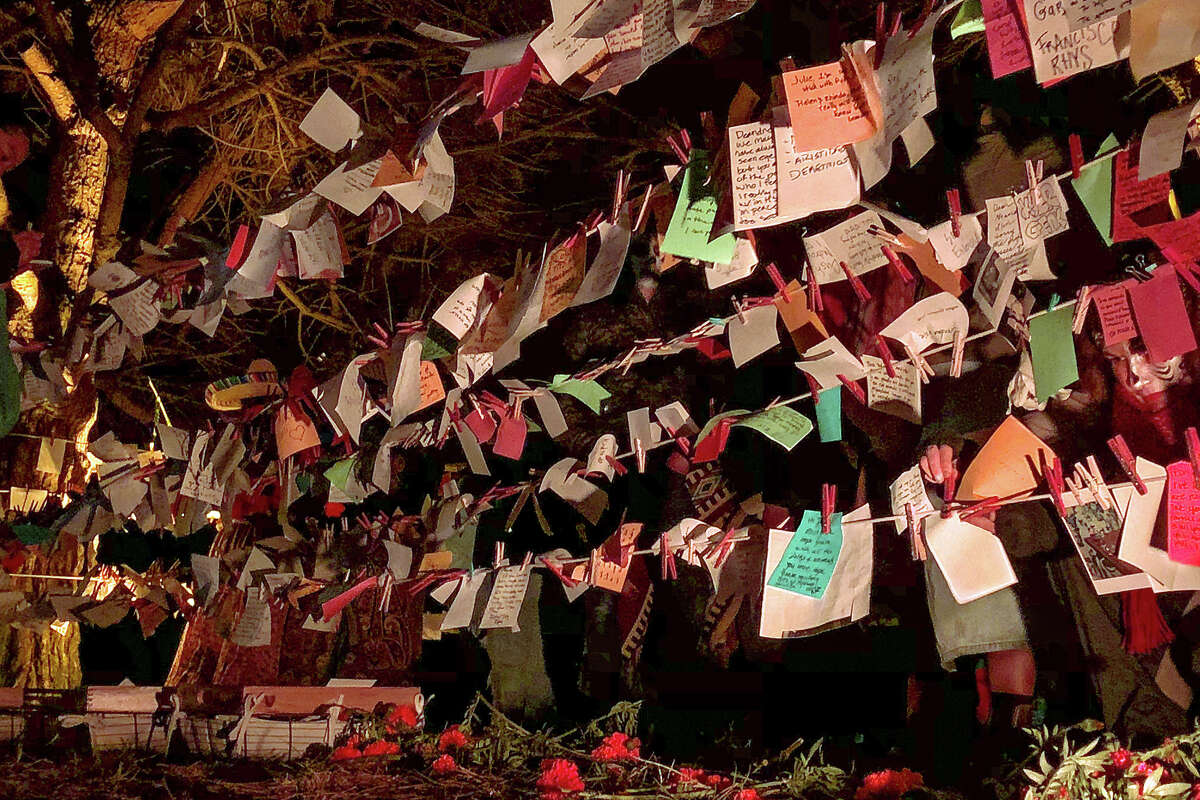 Notas, fotos y otros recuerdos de los seres queridos caídos se cuelgan como parte de un altar en la noche del Día de Muertos en el Parque Potrero del Sol (La Raza) el miércoles 2 de noviembre de 2022 por la noche.