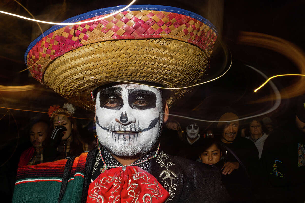 La ropa adornada y el maquillaje elaborado son detalles comunes de la procesión del Día de los Muertos y la celebración general a lo largo de la calle 24 en el Distrito de la Misión de San Francisco, visto el 2 de noviembre de 2022.