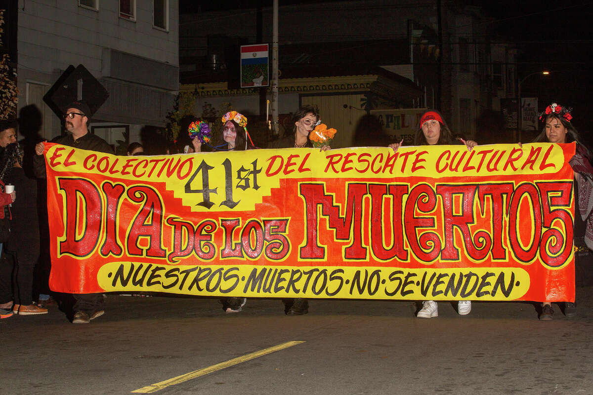 Los organizadores sostienen una pancarta al comienzo de la 41a procesión anual del Día de los Muertos a lo largo de Bryant Street en San Francisco el miércoles por la noche.