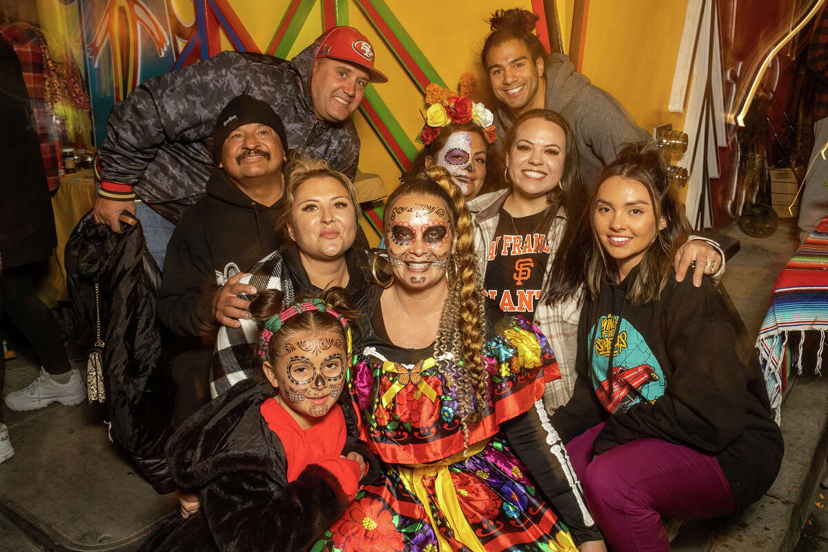 Angelita Peter se reúne con su familia frente a su altar en honor a los muertos durante la celebración del Día de los Muertos en el Distrito de la Misión de San Francisco el miércoles.