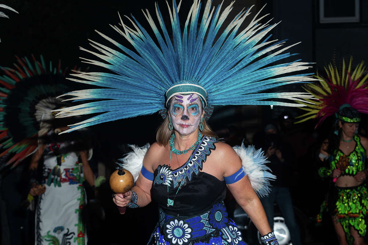 La celebración del Día de los Muertos en el Distrito de la Misión de San Francisco el miércoles vio a muchos asistentes con elaborados atuendos y maquillaje.