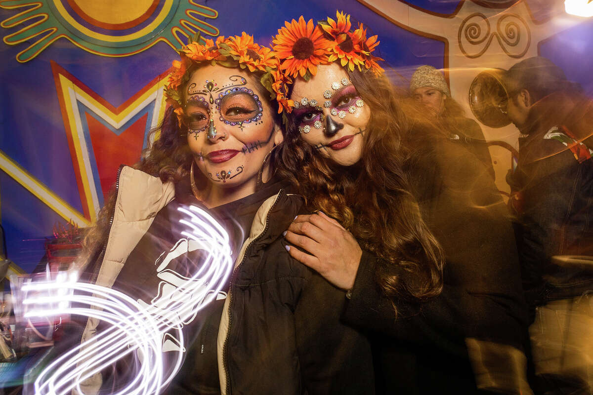 Ivette Martinez, a la izquierda, y Kassandra Pintor, de San Francisco, toman un momento para un retrato en medio de Balmy Alley del Distrito de la Misión en San Francisco el miércoles por la noche.