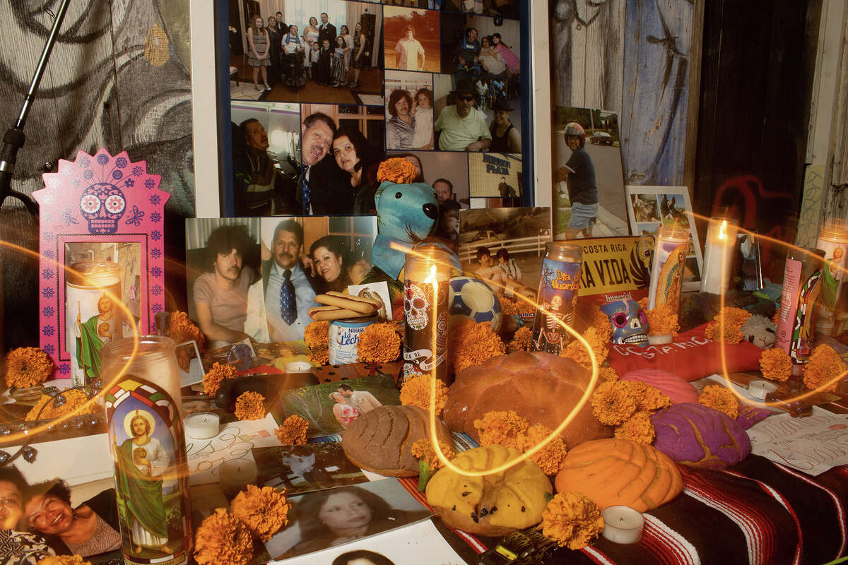 Uno de los muchos altares tradicionales del Día de los Muertos se encuentra en el Balmy Alley del Distrito de la Misión durante la celebración anual en honor a los seres queridos fallecidos el miércoles por la noche en San Francisco.