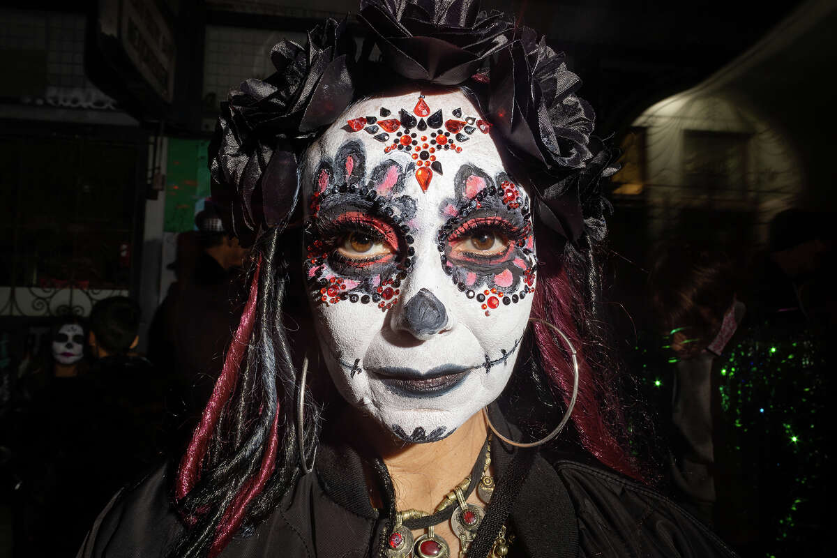 Ronna Malson, del Distrito Excelsior, camina en la 41a procesión anual del Día de los Muertos a lo largo de la calle 24 en San Francisco el miércoles por la noche.