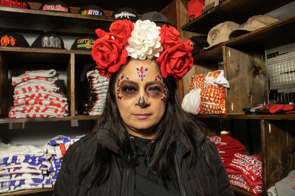 Emma Medal, del Distrito de la Misión, visita el lado de ropa Dying Breed de Mission Skateboards durante la celebración del Día de los Muertos en San Francisco el miércoles por la noche.