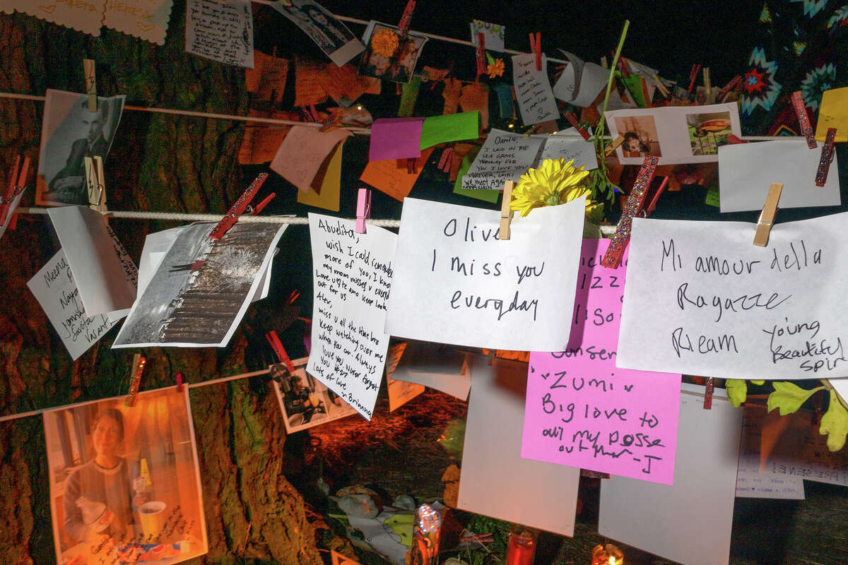 Notas, fotos y otros recuerdos de los seres queridos caídos se alinean como parte de un altar en la noche del Día de los Muertos en el Parque Potrero del Sol de San Francisco el miércoles por la noche.
