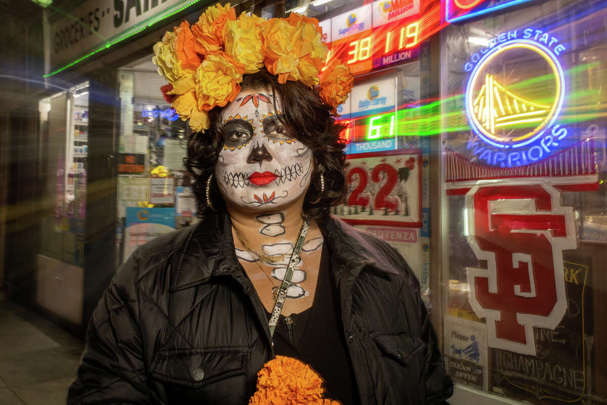 Marina Pérez-Wong, del Distrito de la Misión, celebra a los muertos durante la procesión del Día de los Muertos en la calle 24 en San Francisco el miércoles por la noche.