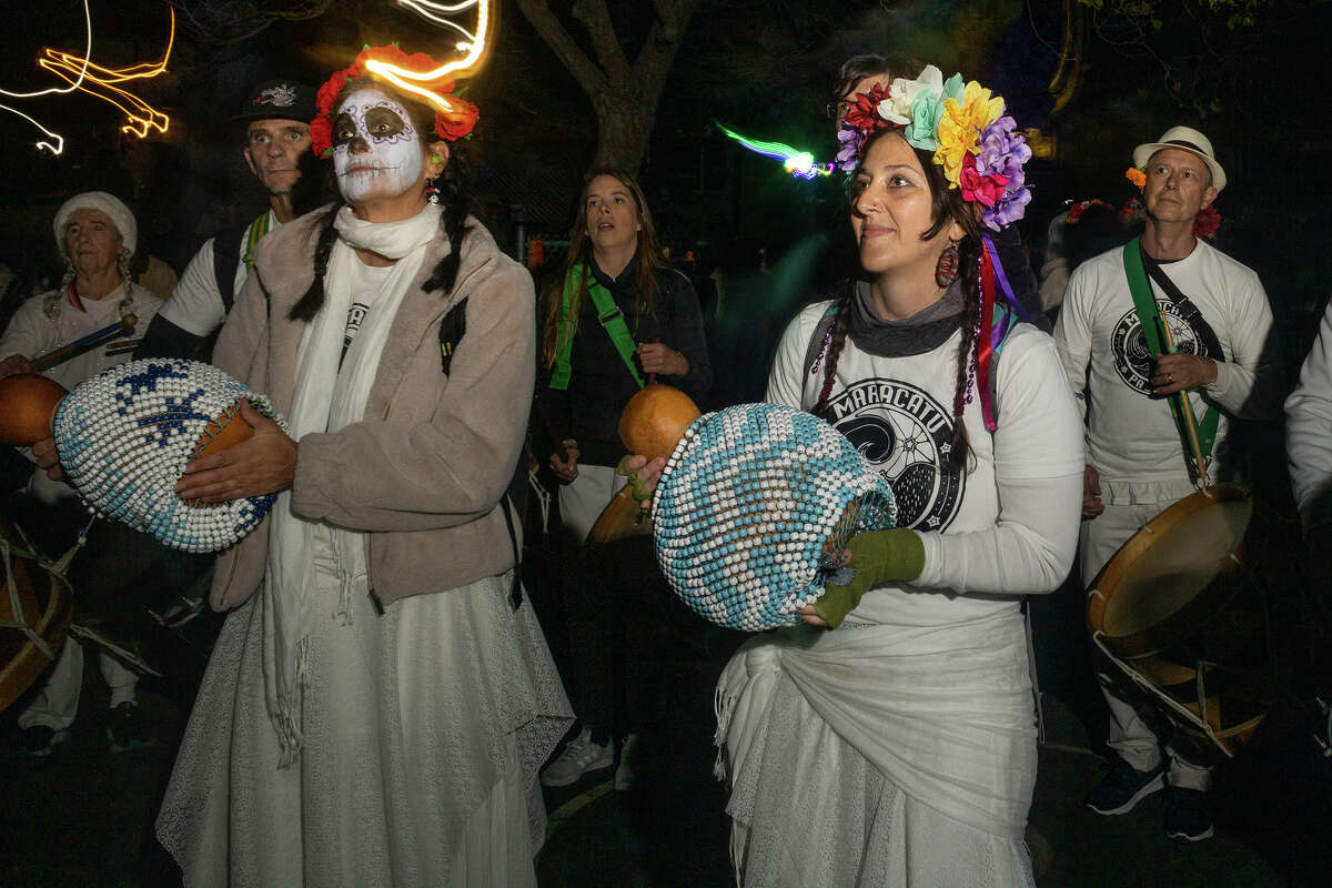 Los músicos finalizan la 41ª procesión anual del Día de los Muertos en el Parque Potrero del Sol de San Francisco el miércoles.