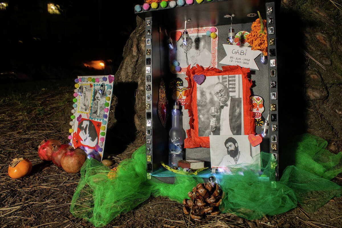 Un altar para los que han muerto descansa en el Parque Potrero del Sol de San Francisco durante la celebración del Día de los Muertos el miércoles por la noche.