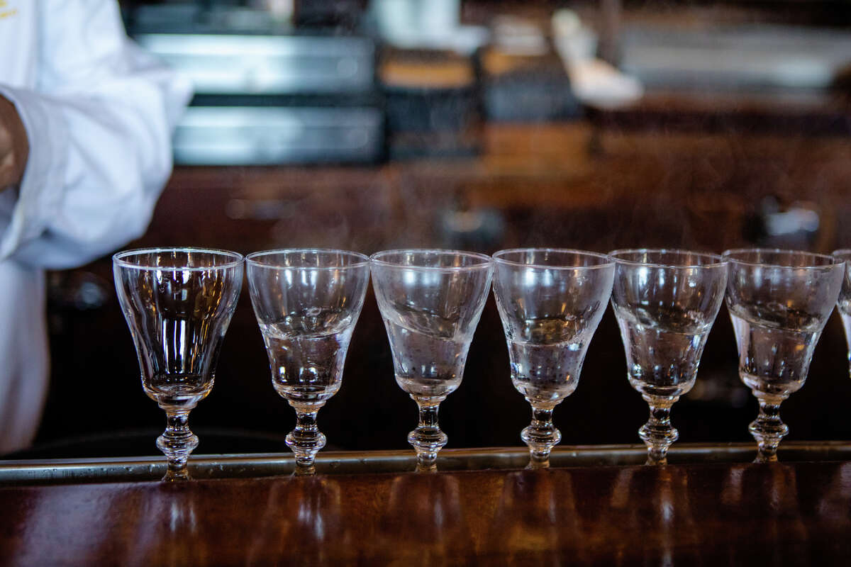 Los vasos se alinean y se llenan con agua caliente antes de que un cantinero prepare cafés irlandeses en Buena Vista en San Francisco el 29 de octubre.