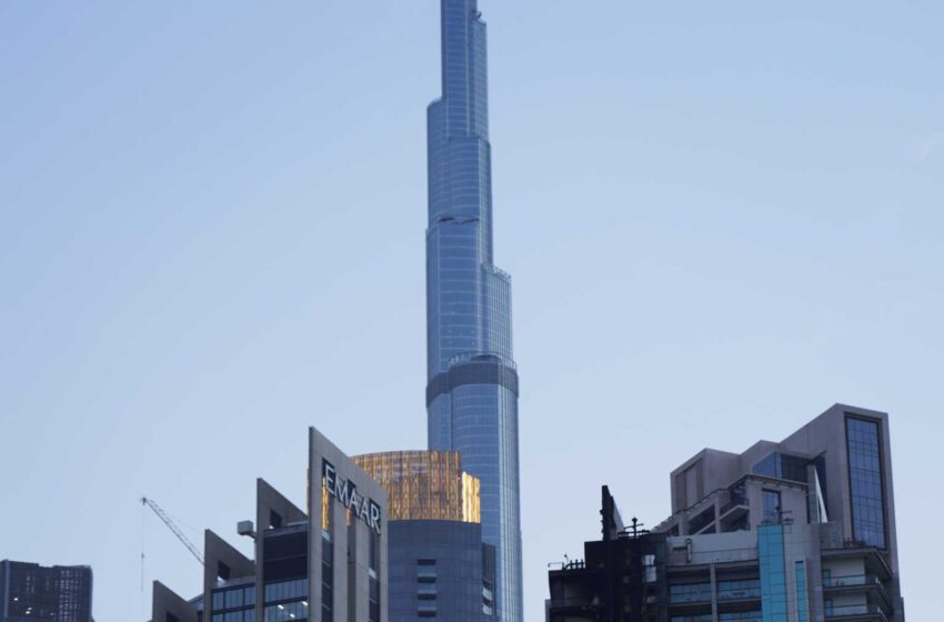  Un incendio en Dubai sube por un rascacielos cerca del edificio más alto del mundo