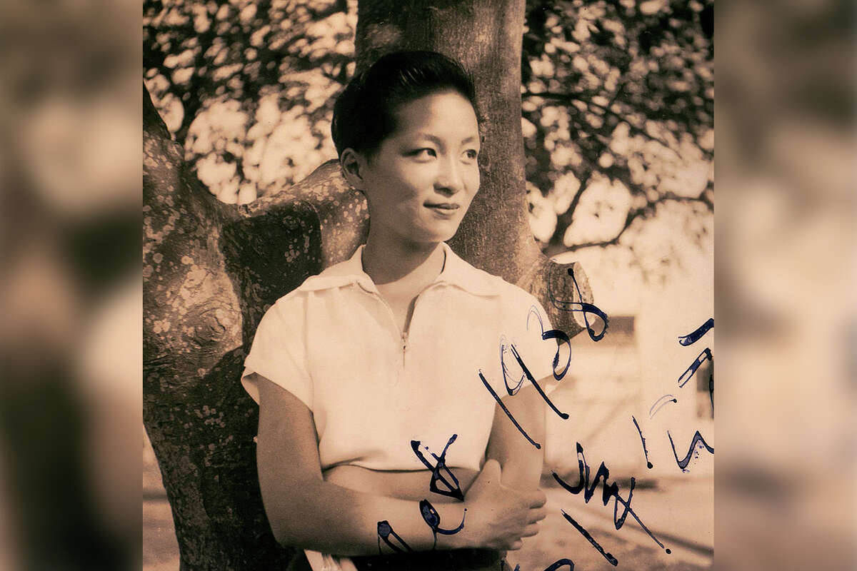 Un fotograma de Esther Eng de la película "Golden Gate Girls". 