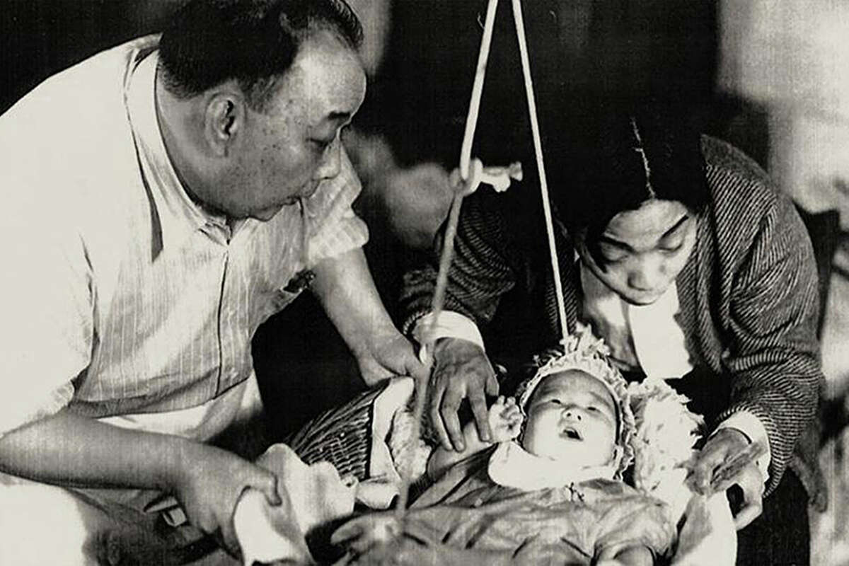 Fotograma de la película "Golden Gate Girl", en la que Bruce Lee, de 4 meses, tuvo su primer papel como una niña recién nacida.