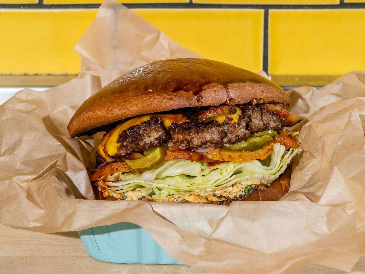 La hamburguesa con queso y tocino a la barbacoa en Liholiho Yacht Club en San Francisco el 20 de octubre de 2020.