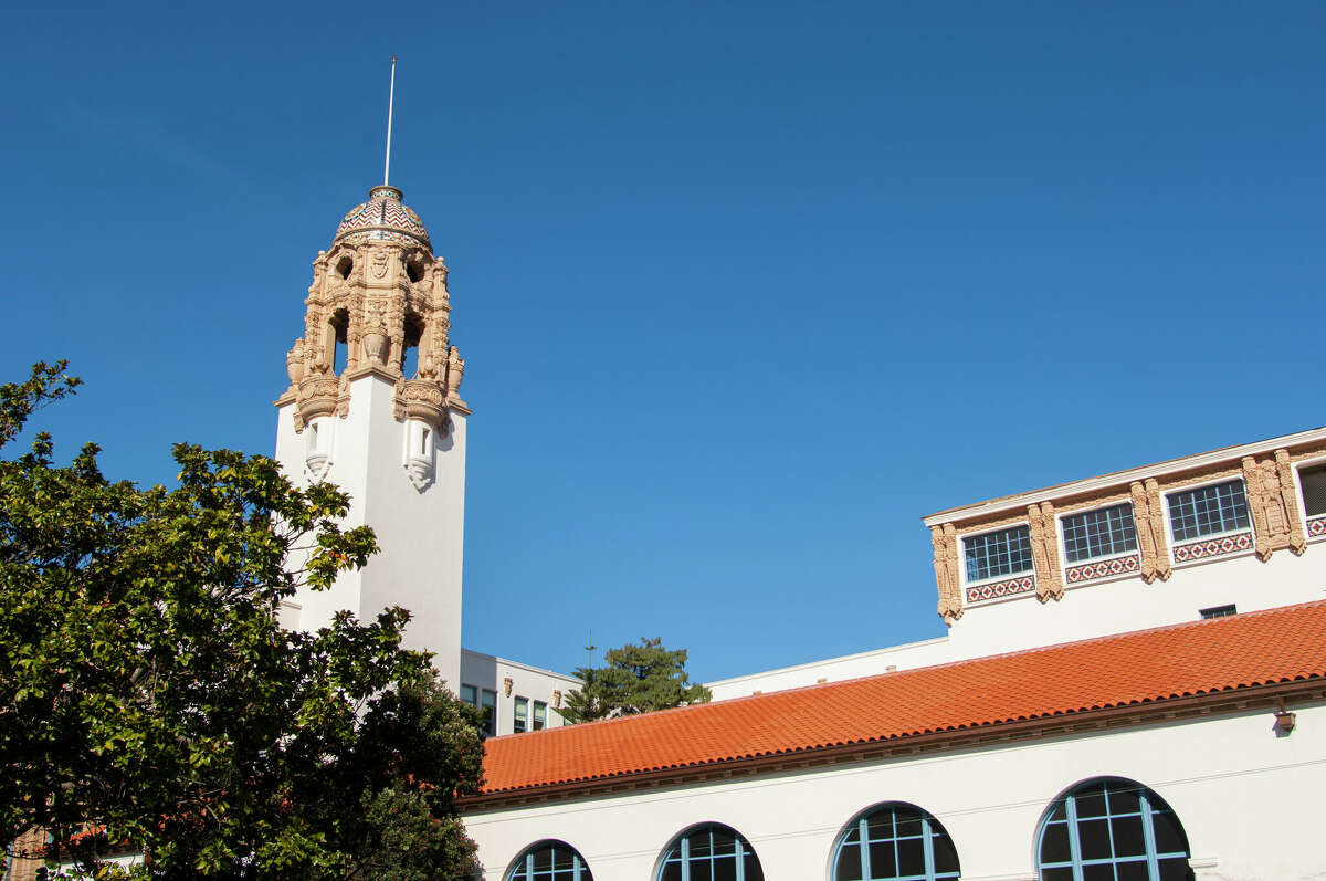 La torre icónica de la Misión Dolores de San Francisco se ve en un día soleado. El edificio data de 1776 y es el más antiguo aún intacto en la ciudad.