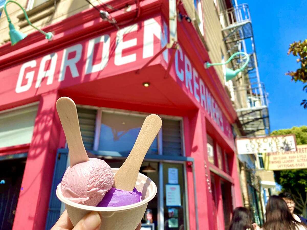 Un par de bolas de helado en una taza de Garden Creamery, ubicada en 20th Street en el Distrito de la Misión de San Francisco. Los sabores únicos de la tienda incluyen ciruela salada y sésamo negro.