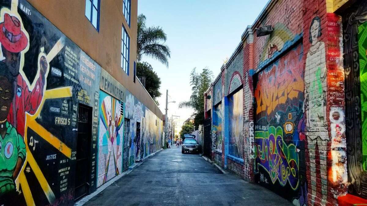 Clarion Alley, ubicado en el Distrito de la Misión de San Francisco, es un paraíso para los murales. Todo el vecindario celebra el arte callejero, que se puede ver prácticamente en todos lados.