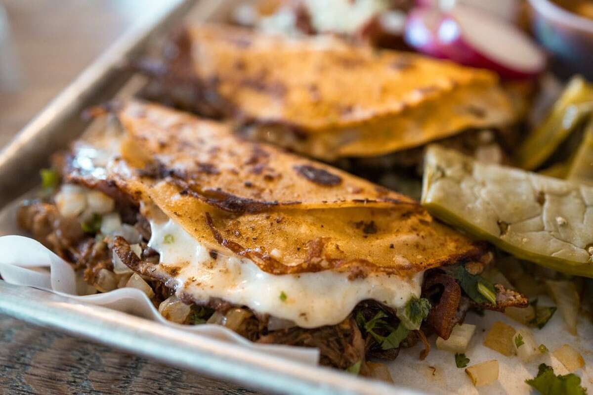 Los famosos tacos de quesabirria se exhiben en Tacos El Patrón en San Francisco. El plato cursi es uno de los más queridos en el Distrito de la Misión.