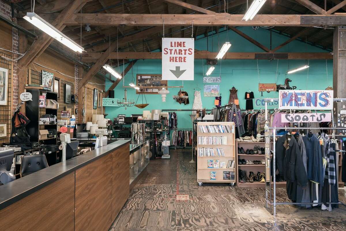 El Distrito de la Misión de San Francisco no tiene escasez de pequeñas tiendas para frecuentar, incluido el Community Thrift de larga data. La tienda de reventa ha estado abierta desde 1982 e incluye 10,000 pies cuadrados de artículos usados.