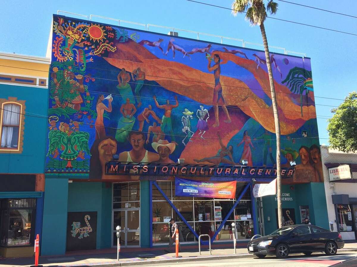 El Centro Cultural de la Misión para las Artes Latinas no se puede perder gracias a su fachada pintada de colores. El centro está en 2868 Mission Street en el Distrito de la Misión de San Francisco.