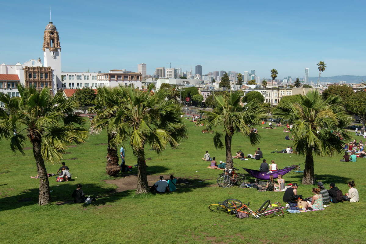 La gente disfruta de un domingo soleado en el Parque Dolores en el Distrito de la Misión de San Francisco. El parque es uno de los espacios verdes más preciados de toda la ciudad.