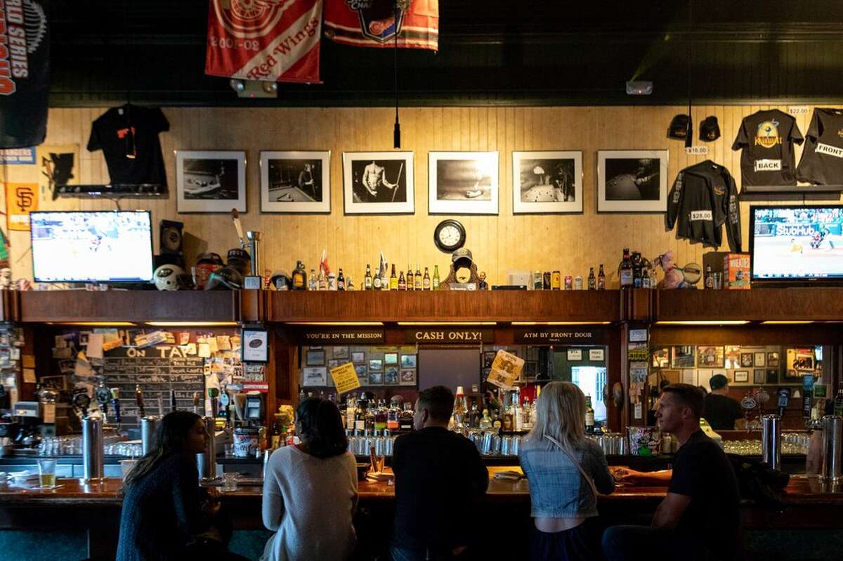 Kilowatt en San Francisco se puede contar como un bar de buceo legítimo en una ciudad llena de lugares exclusivos. El favorito de Mission District cuenta con cerveza, televisores, billar, pinball y dardos entre sus ofertas.